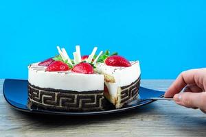 Strawberry cake with vanilla cream photo