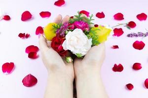 manos de belleza con flores de maquillaje foto