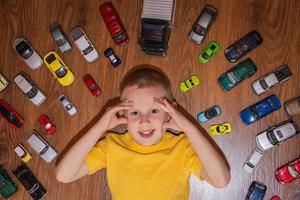 niño jugando en el coche foto