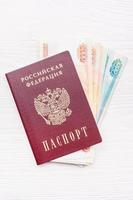 pasaporte ruso con dinero foto