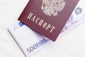 pasaporte ruso con dinero foto