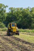 tractor en el campo foto