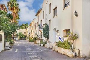 bonito patio israelí con edificios residenciales de estilo mediterráneo foto