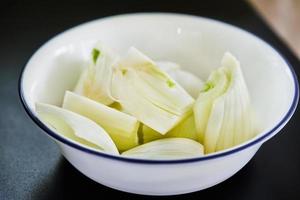 cebolla cortada en un tazón, lista para cocinar foto