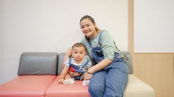 niño sentado y jugando con un juguete sonriendo luciendo lindo centrándose solo en el niño en el centro de la imagen hay un ligero desenfoque en el área circundante destinado a proporcionar imágenes con profundidad foto