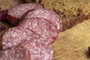 salchicha de carne de alce cortada en trozos foto