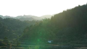 la hermosa vista del campo con las montañas y el bosque como fondo foto