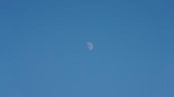 la vista del cielo lunar con la luna redonda en el cielo foto