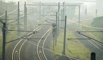 tren ferrocarril en el sol de la mañana foto