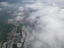 Nubes bajas matutinas sobre apartamentos y condominios foto