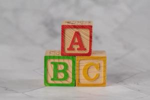 bloque de madera alfabético abc en la mesa. foto
