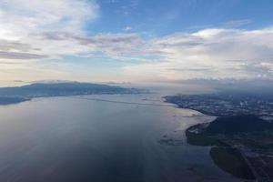 vista aérea puente de penang conectar continente foto