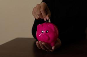 mujer asiática feliz ahorrando dinero concepto. foto