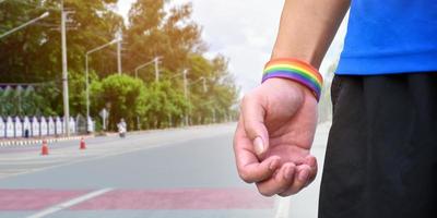 pulsera de arco iris en la mano derecha e izquierda, enfoque suave y selectivo foto