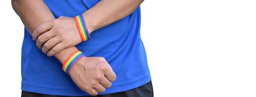 pulsera de arco iris en la mano derecha e izquierda, enfoque suave y selectivo foto