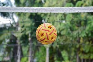 pelota sepak takraw en la red, enfoque suave y selectivo en la pelota, juego al aire libre sepak takraw después de la escuela y después del concepto de trabajo. foto