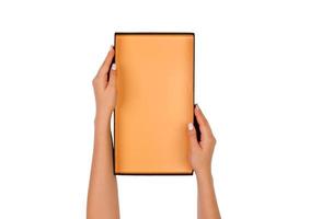 las manos de una mujer sostienen un contenedor de caja de papel naranja vacío, ordenado y con una vista superior aislada en blanco foto