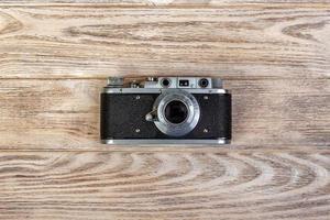 cámara antigua en piso de madera estilo vintage foto