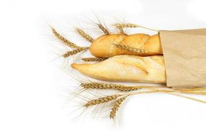 pan fresco en bolsa con trigo aislado sobre fondo blanco foto
