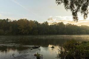 niebla matutina en la superficie del río foto