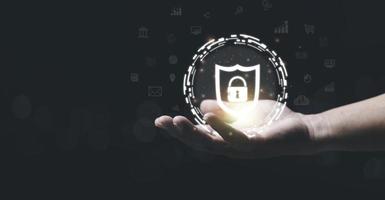 protección de seguridad en línea, tecnología del ciberespacio. autenticarse para iniciar sesión, verificar su privacidad. con contraseña, icono de llave en mano humana demuestra seguridad cibernética que ha sido debidamente aprobada foto