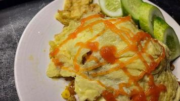 cocina japonesa omurice casero con arroz, huevos y verduras en la mesa 05 foto