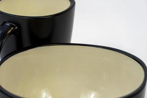 Cuenco de cerámica blanca aislado sobre fondo blanco. platos y cuencos dispuestos color negro los trastes foto