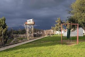 nicosia, chipre, 2020 - torre de vigilancia de las naciones unidas en la llamada línea verde entre el norte y el sur de nicosia, chipre, junto a un parque infantil foto