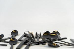 vajilla de metal negro cubiertos, tenedores, cuchillos, cucharas sobre fondo gris mexcio foto