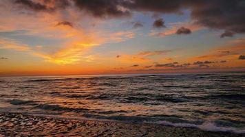 puesta de sol en la costa norte de oahu foto