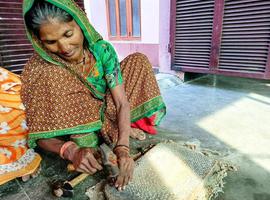 lucknow, india, octubre de 2021, una mujer rural repara el fabricante tradicional de especias sil batta foto