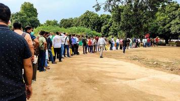 delhi, india, septiembre de 2021, una larga fila de personas espera pacientemente foto