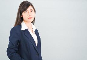 retrato, de, asiático, mujer de negocios, aislado, en, gris foto
