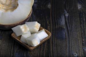 delicioso melón maduro durante la cocción del postre foto