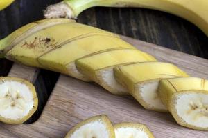 Plátano amarillo maduro en rodajas, primer plano foto