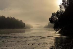 un poco de niebla en el río en otoño foto