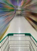 carrito de compras en el supermercado con desenfoque de movimiento foto