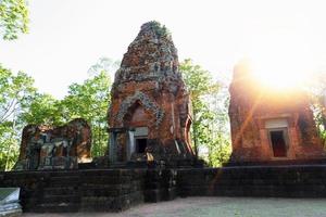 ruina de la pared del templo, antiguo castillo khmer kusuantang en la ciudad de buriram de tailandia foto