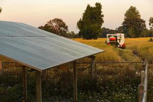 sistemas de suministro de energía fotovoltaica. paneles de energía solar. planta de energía solar. la fuente de energía renovable ecológica. - imagen foto