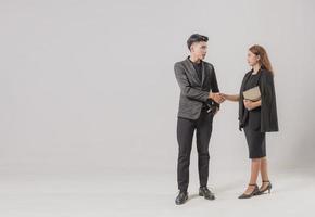 dos hombres de negocios confiados se dieron la mano durante las reuniones de oficina. foto