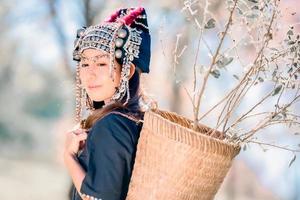 hermosa vida de mujer joven y saludable de la tribu de las colinas asiáticas en tailandia. foto