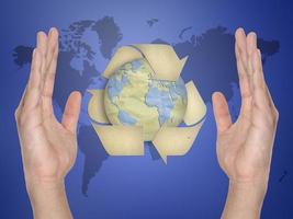 símbolo de reciclaje de papel en la mano foto