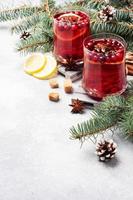 jugo de arándano con limón y azúcar de caña. bebida caliente de invierno. copie el espacio foto