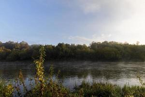 mañana de niebla en el río foto