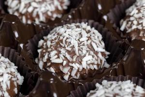 chocolates con relleno de dulce de coco foto