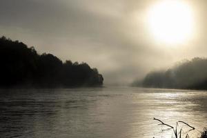 mañana de niebla en el río foto