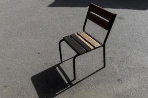 simple silla de madera al aire libre en un café foto