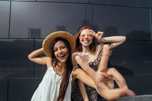 dos atractivas mujeres jóvenes jugando al aire libre. foto