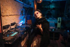 hermosa mujer bailando en un pequeño club foto