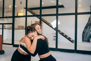 dos novias se abrazan después del yoga foto